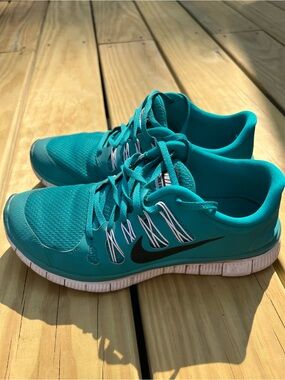 Nike Women’s Teal Athletic Running Shoes with Black Swoosh. Nike Free 5.0